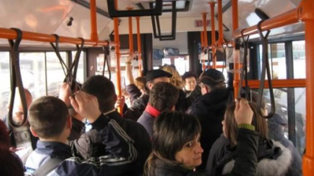 O elevă din Oradea i-a salvat viața unui bătrân căruia îi venise rău în autobuz: Fata i-a acordat ajutor până la sosirea medicilor