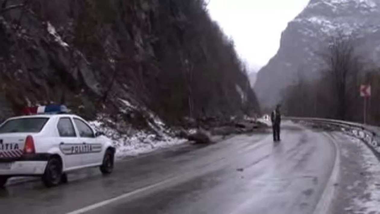 Accident pe Valea Oltului: O maşină de poliţie s-a ciocnit cu autospeciala SMURD