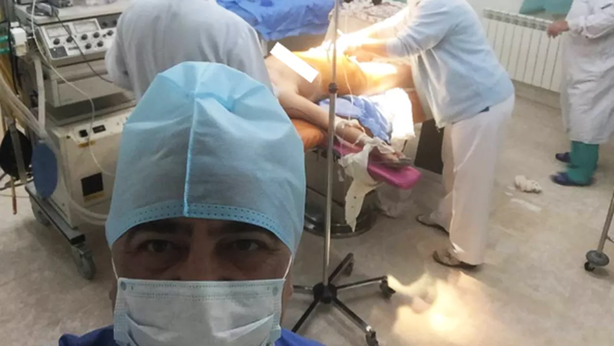 Selfie în timpul operațiilor: Un medic moldovean se poza în sala de nașteri și publica fotografiile pe Facebook (FOTO)