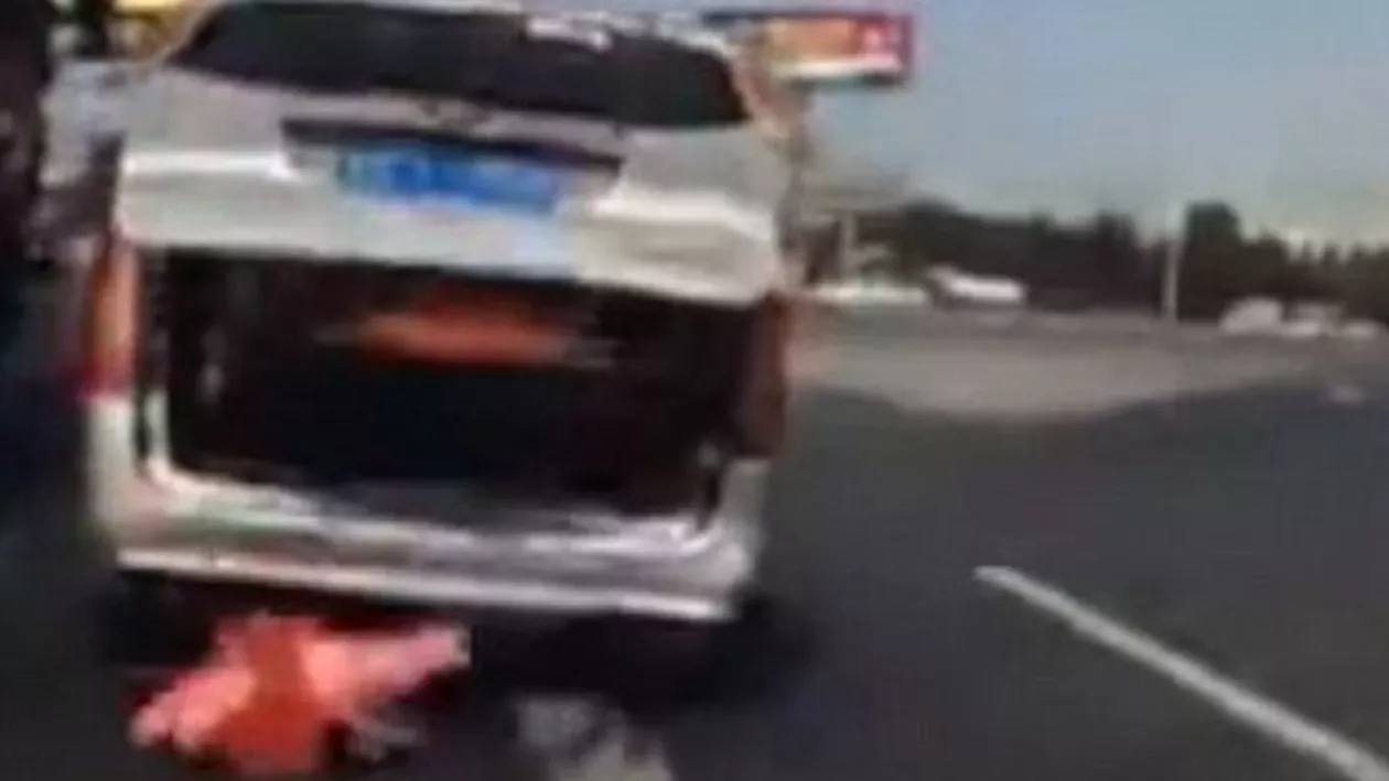 Incident mai puțin întâlnit pe o șosea din China. Un copil a căzut din mașina bunicului său fără ca acesta să-și dea seama (VIDEO)