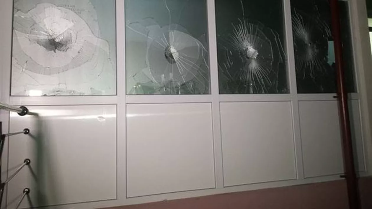 Buzău: Un asistat social a distrus un centru pentru persoane fără adăpost, din care trebuia să plece. Pagubele depășesc 50.000 de lei (VIDEO)