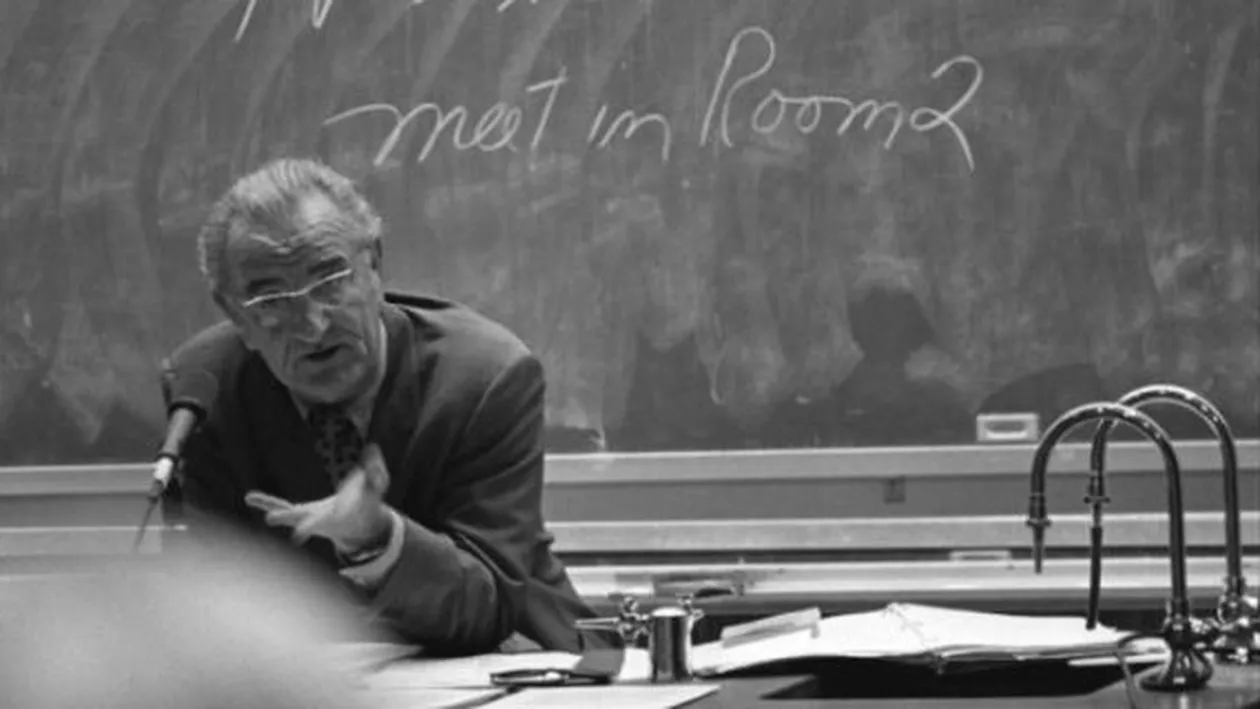 Mesajul unui profesor către studenții săi: Avem o țară plină de imbecili cu studii superioare, care nu știu că America e continent