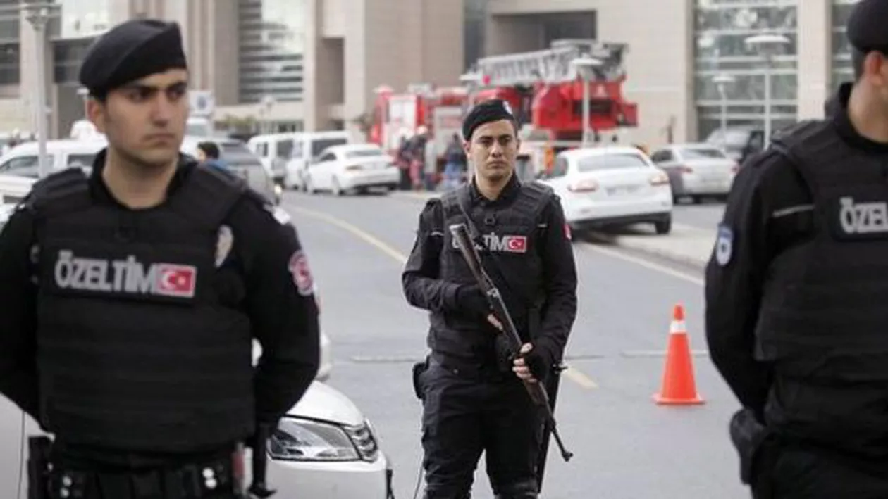 Atac cu grenadă și focuri de armă la o secție de poliție din Istanbul (VIDEO)