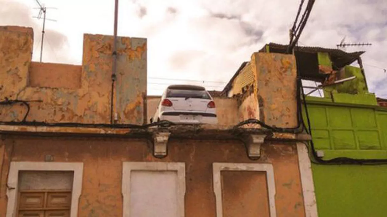 Parcare high-class în Insulele Canare: Un Matiz a ajuns în sufrageria unei clădiri (FOTO)