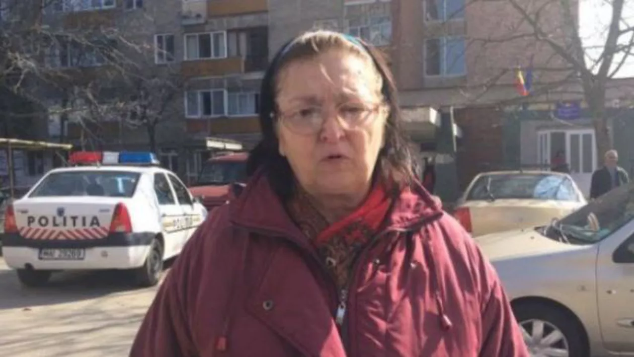 O bătrână din Craiova a ajuns să trăiască sub cerul liber, după ce fiica ei a dat-o afară din casă. Femeia a adunat o datorie de 10.000 de lei la întreţinere