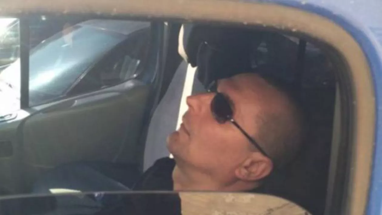 Un polițist local din Târgoviște, surprins în timp ce sforăia în maşina instituţiei (FOTO)