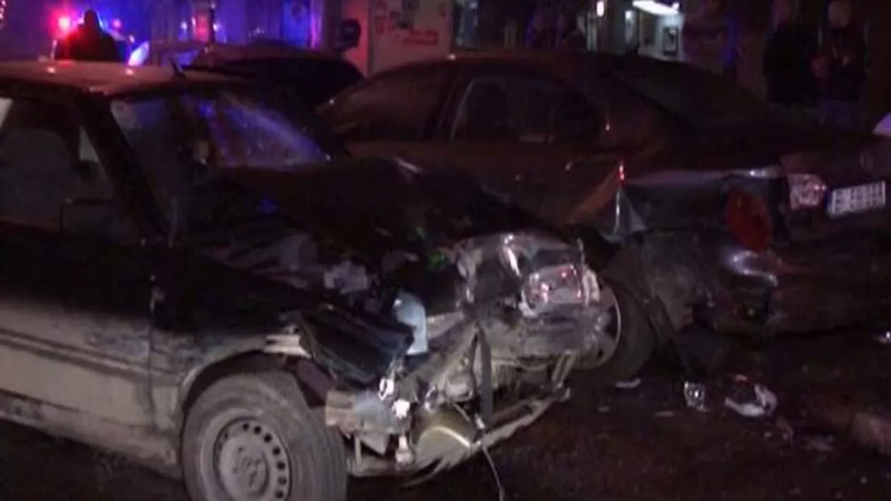 Buzău: Maşini distruse şi garduri puse la pământ, în urma unui accident rutier (VIDEO)