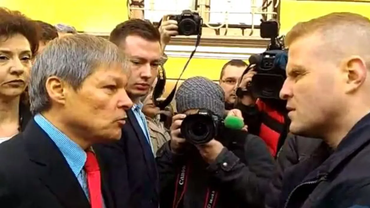 Un bărbat l-a luat la rost pe Dacian Cioloş: „De ce permiteţi să fie aduşi migranţi islamişti în România?” (VIDEO)