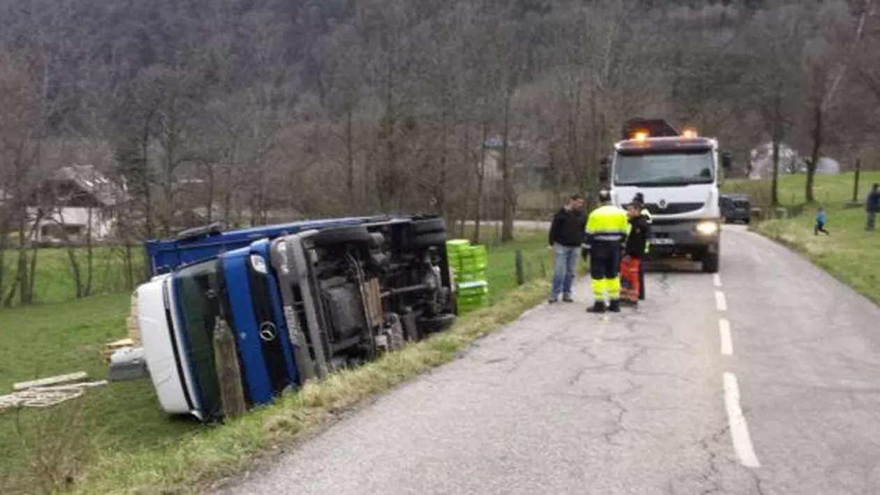Un camion înmatriculat în România s-a răsturnat pe o şosea din Franţa
