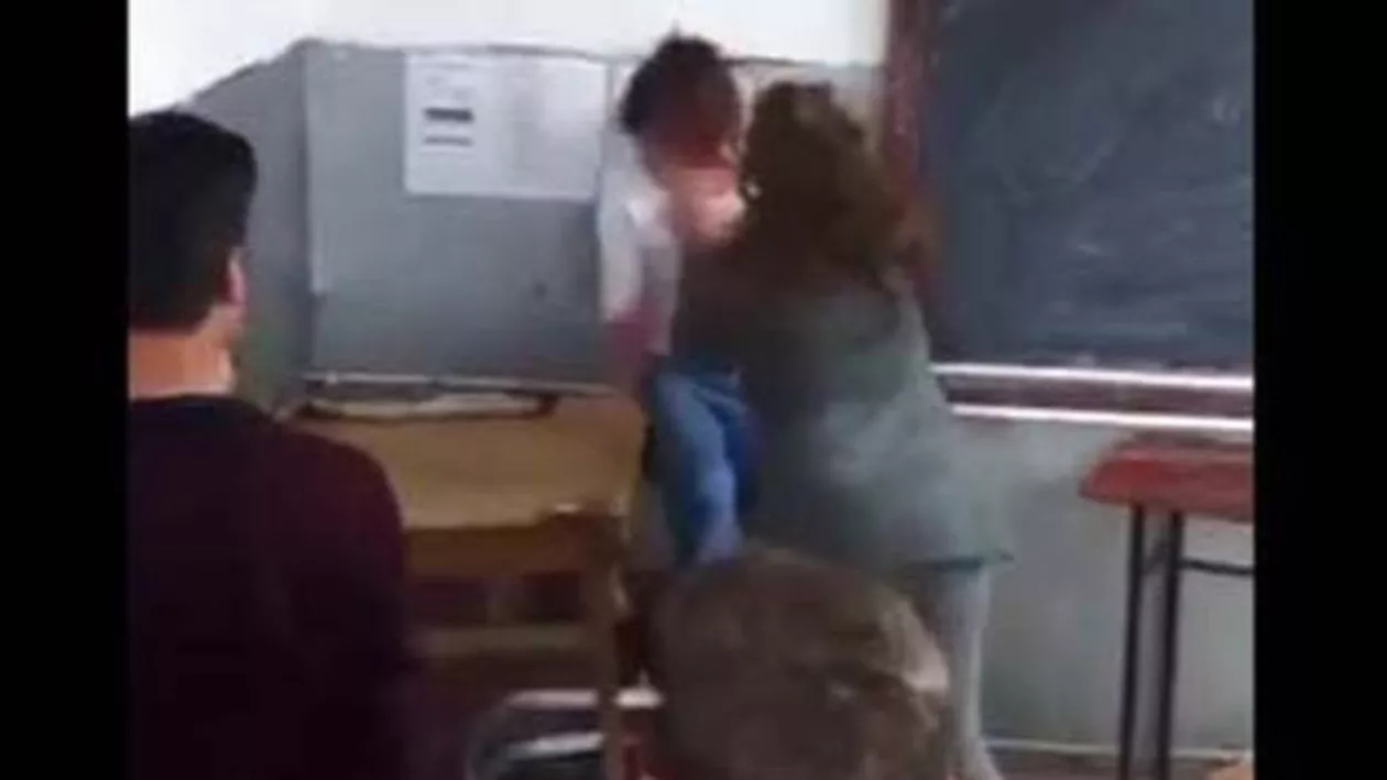 IMAGINI ȘOCANTE: Două eleve dintr-un liceu din Vâlcea s-au snopit în bătaie în timpul orelor (VIDEO)