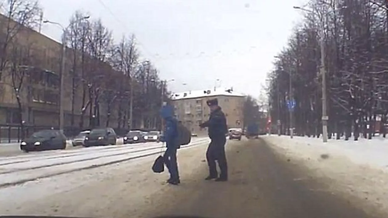 Un polițist din Belarus s-a aruncat în fața unei mașini pentru a salva un copil (VIDEO)