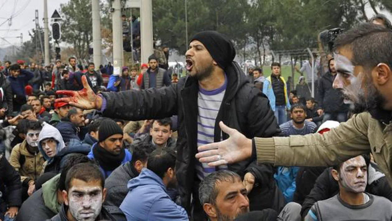 Alertă la frontiera dintre Grecia şi Macedonia: Cel puţin 13.000 de refugiaţi vor să treacă granița (VIDEO)