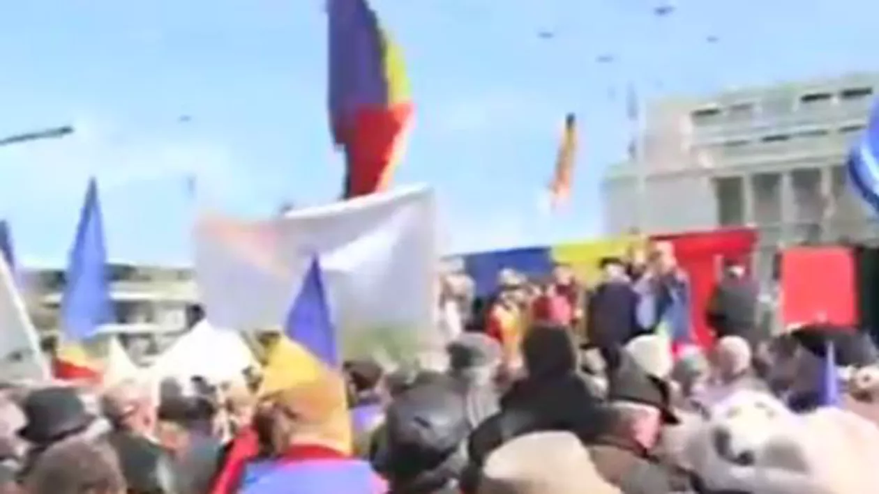 Miting al sindicatelor cadrelor militare disponibilizate: O mie de oameni au ieșit să protesteze în Piața Victoriei (VIDEO)
