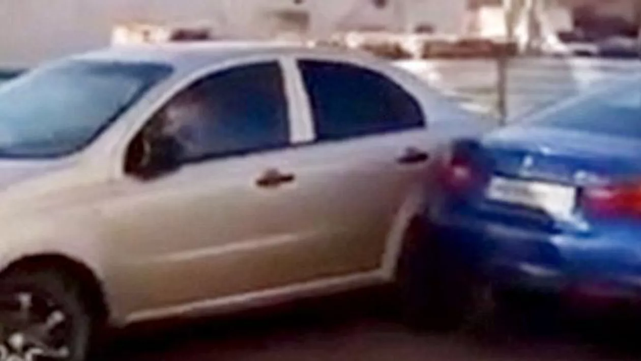 Cum să nu îți parchezi mașina: O femeie din Rusia a lovit nu mai puțin de 17 mașini în timp ce încerca să își parcheze autovehiculul (VIDEO)
