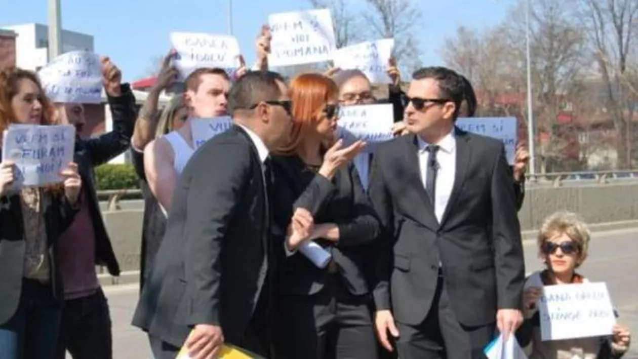 Cronica Cârcotașilor debutează în stradă: Una dintre ediții a fost filmată în fața sediului Antenei 3