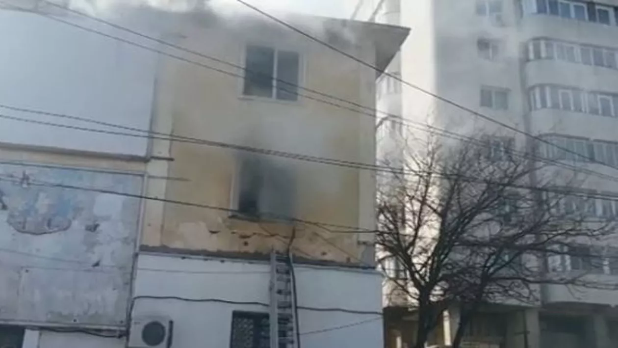 Iași: Apartamentul de deasupra sediului PNL a luat foc pentru a treia oară (VIDEO)