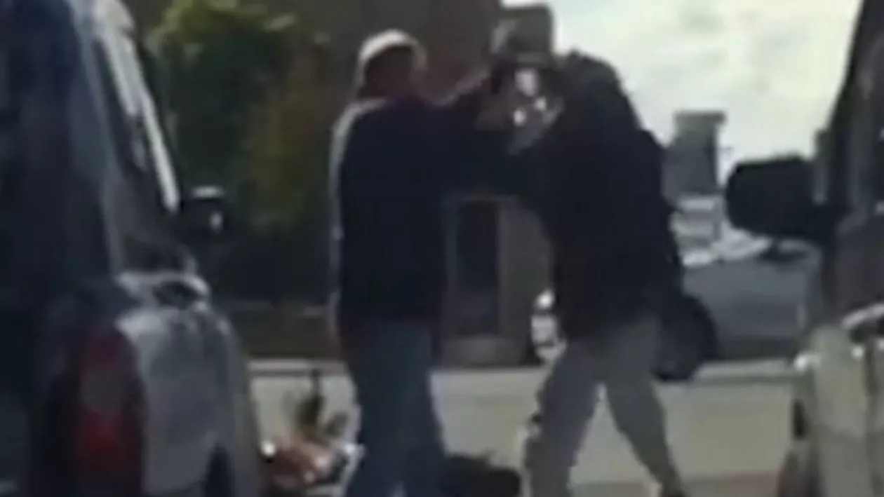 Pumni și picioare în trafic: Un biciclist l-a luat la bătaie pe un taximetrist după ce s-au acroșat (VIDEO)