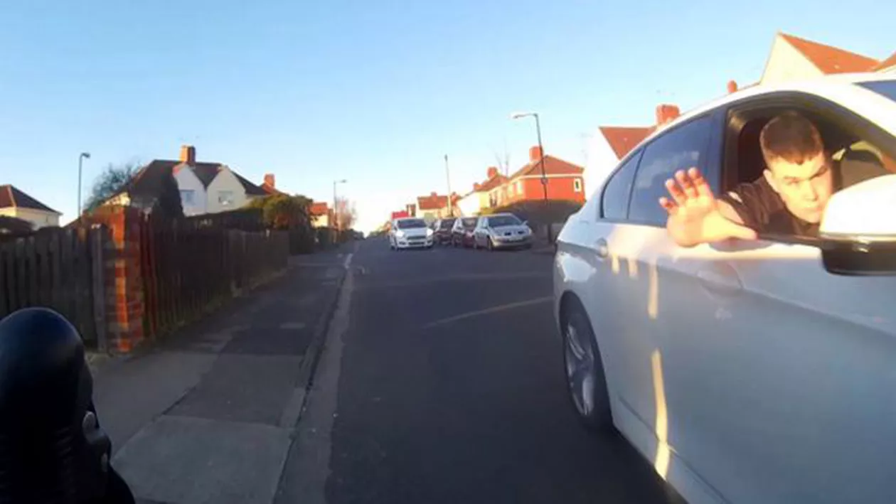 Momente de groază pentru un motociclist: Un șofer l-a împins din mers în trafic (VIDEO)