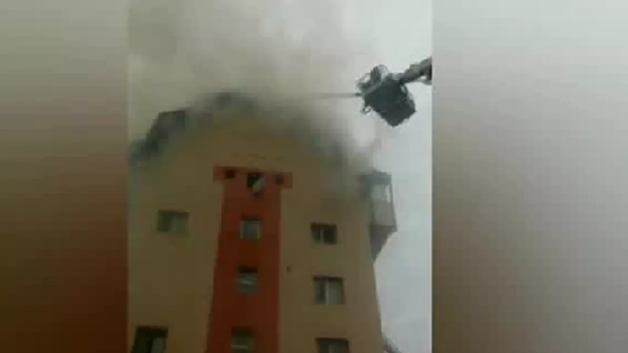 Incendiu puternic la mansarda unui bloc din București. Zeci de locatari, evacuați de urgență (VIDEO)