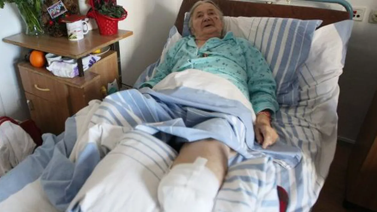 O femeie de 85 de ani a rămas infirmă, după ce a fost atacată de Amstaff-ul vecinilor: "M-am ascuns după un tomberon, dar m-a apucat de picior și vreo 10 minute m-a sfâșiat încontinuu. Am văzut că nu mai am laba piciorului"