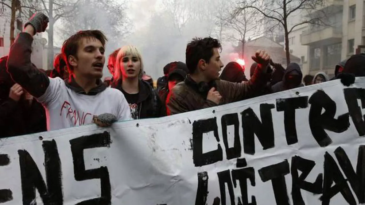 Proteste de amploare în Paris: Studenții au blocat străzile capitalei franceze pentru a manifesta contra reformei dreptului la muncă (FOTO, VIDEO)