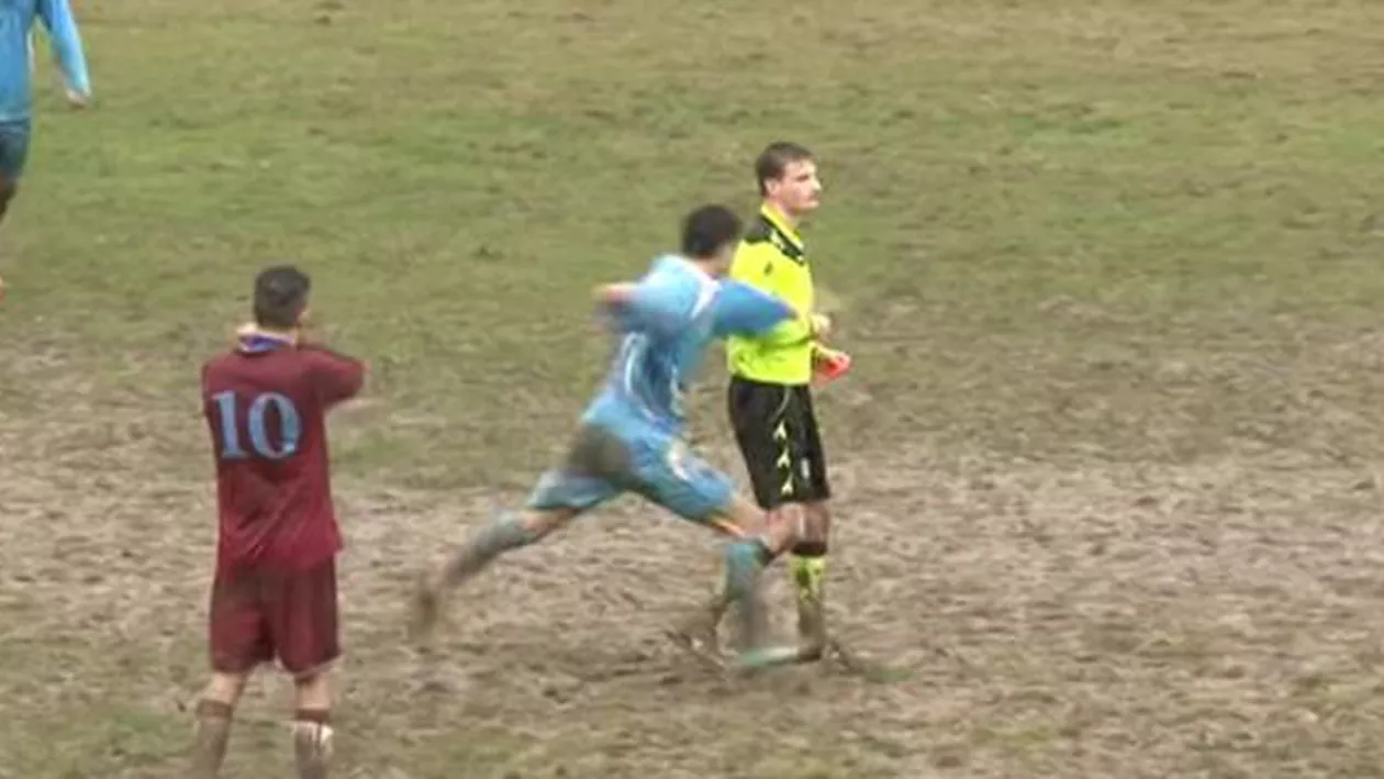 Un cartonaș roșu face victime în Italia: Un fotbalist a lovit arbitrul cu piciorul în spate (VIDEO)