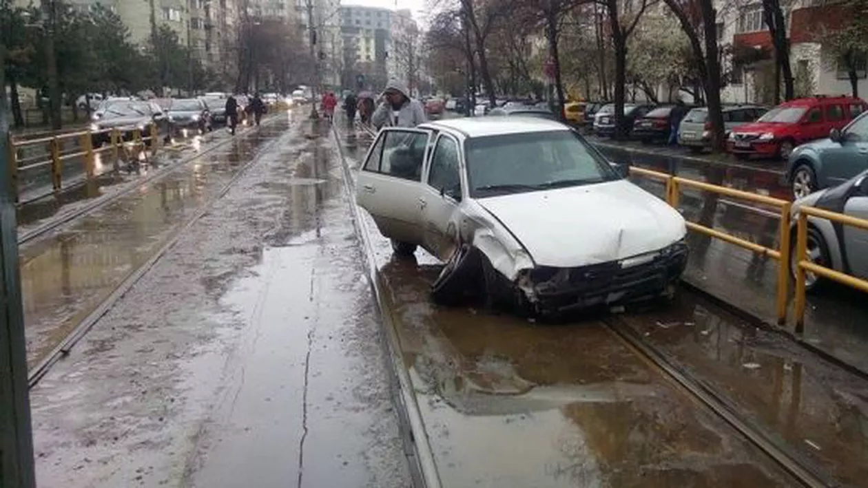 Accident în Capitală:  O mașină a derapat și a intrat pe șinele tramvaiului 41, rupând gardul de protecție (FOTO + VIDEO)