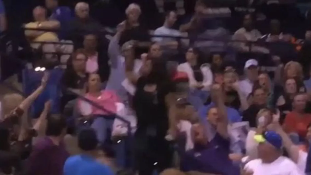 Un fan al republicanului Donald Trump a bătut un protestatar de culoare (VIDEO)