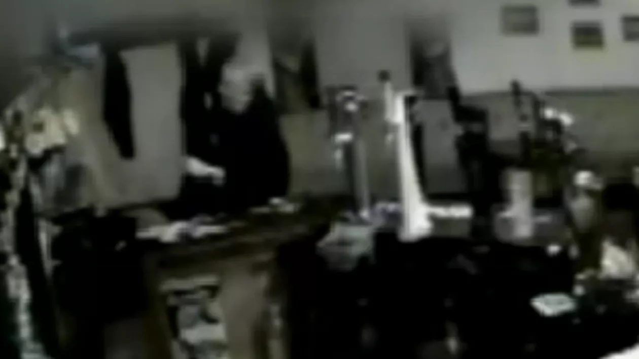Furie de șomer: Un bărbat a devastat două clădiri după ce a fost concediat (VIDEO)