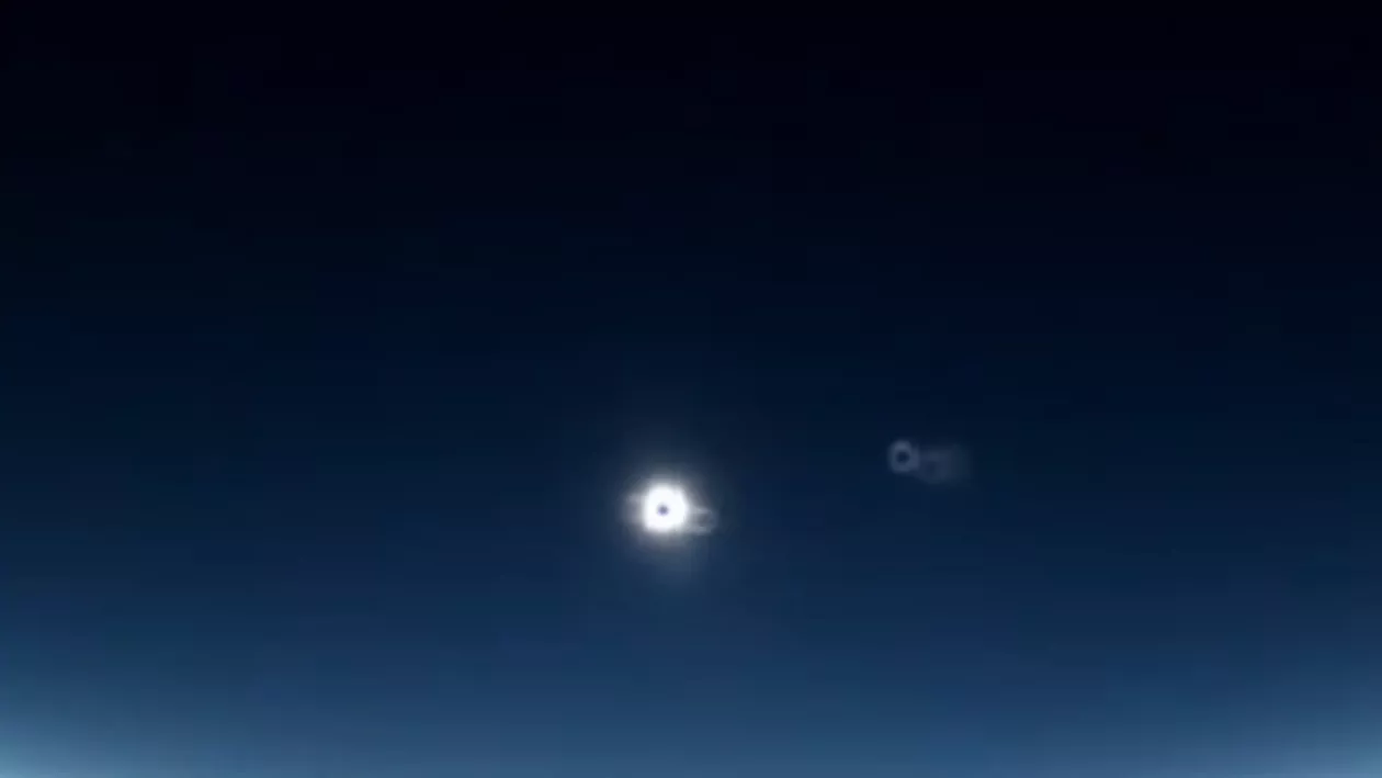 Pasagerii unui avion au văzut eclipsa totală de Soare dintre nori (VIDEO)