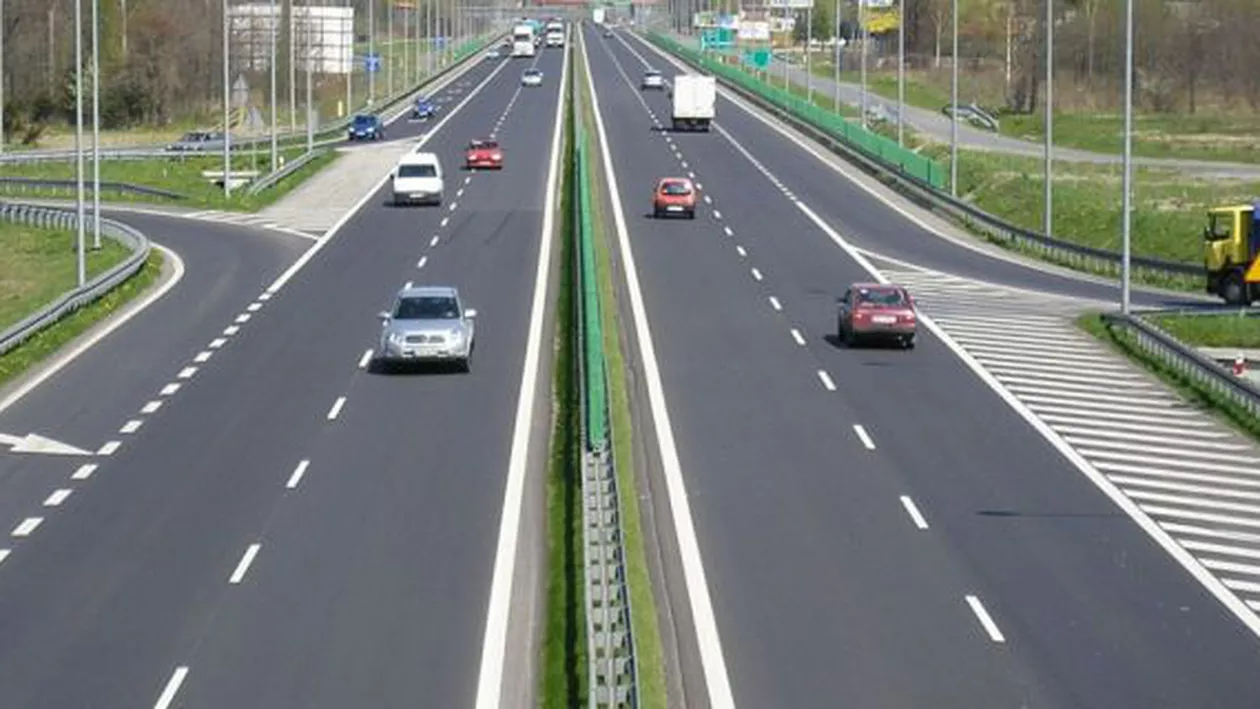 Lanț uman format din aproape 500 de persoane pentru Autostrada Craiova-Pitești (FOTO)