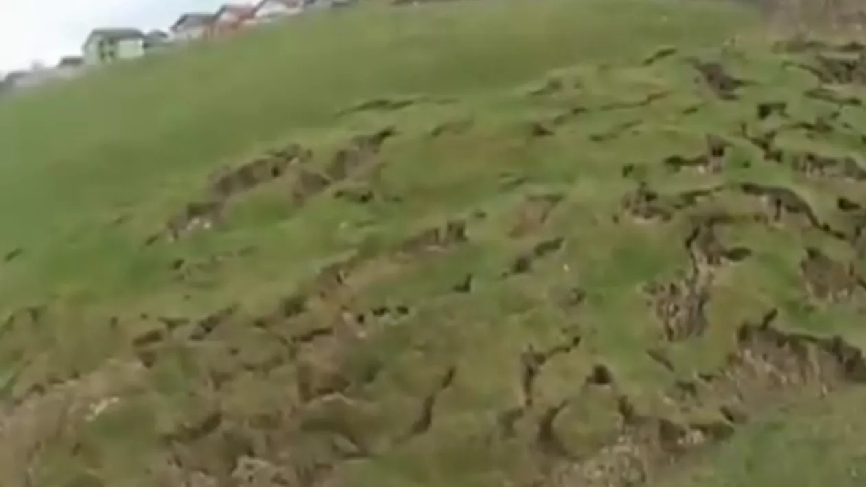 Alunecare de teren în Dej: O parte din Parcul Balnear Toroc a luat-o la vale (VIDEO)