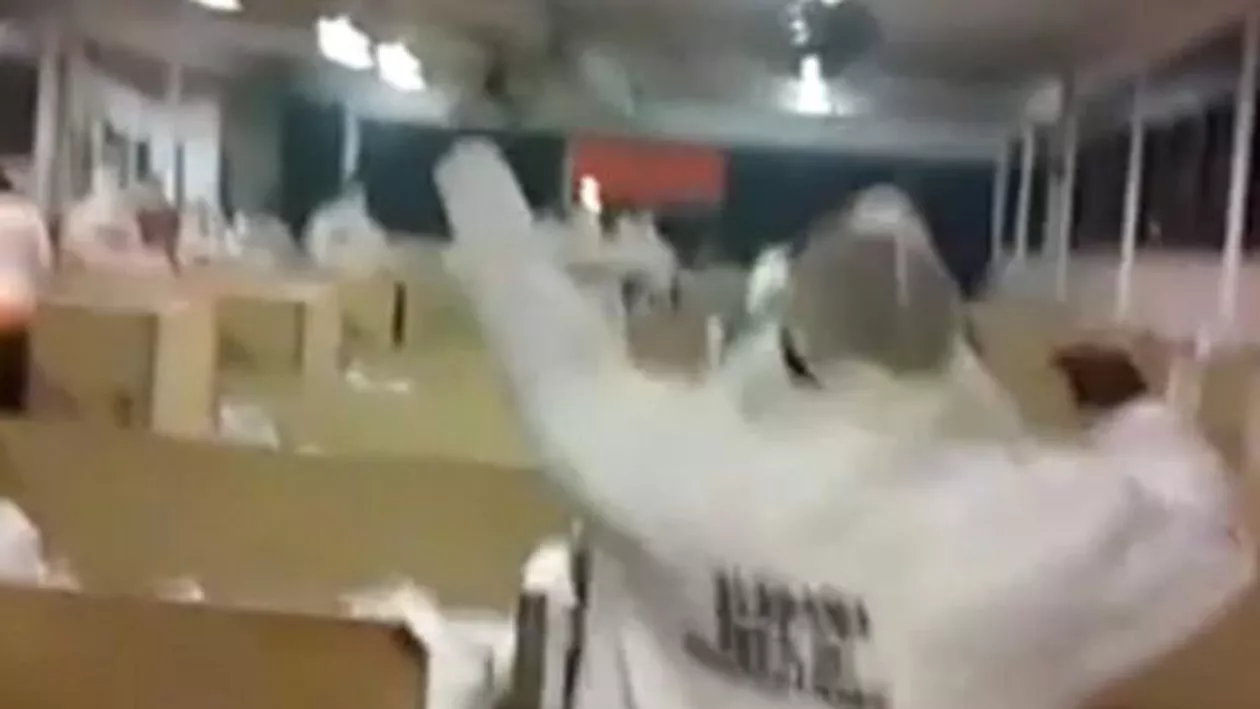 Imagini de groază într-o închisoare din Statele Unite: Doi gardieni au fost înjunghiați de către un deținut (VIDEO)