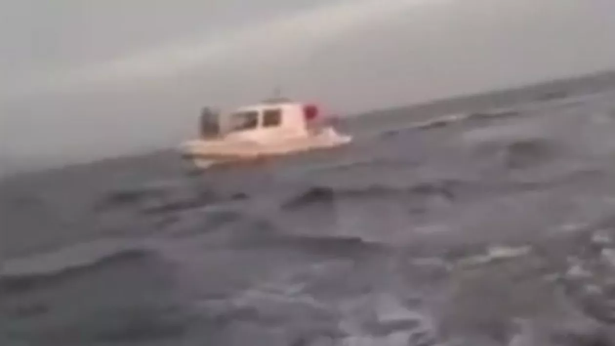 Imagini șocante surprinse pe Marea Egee: Imigranții sunt loviți cu bețe de către gărzile de coastă turce (VIDEO)