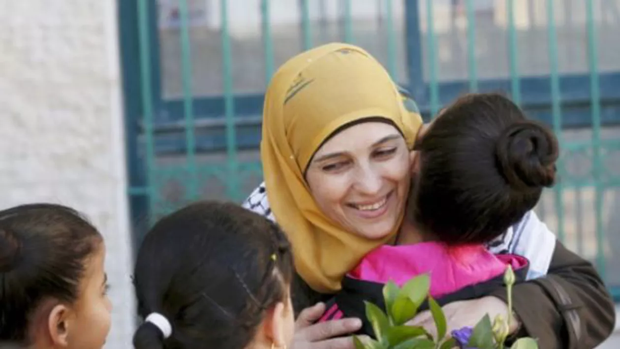 O palestiniană, desemnată "cea mai bună profesoară din lume": O româncă, finalistă la echivalentul Nobelului din învăţământ (VIDEO, FOTO)