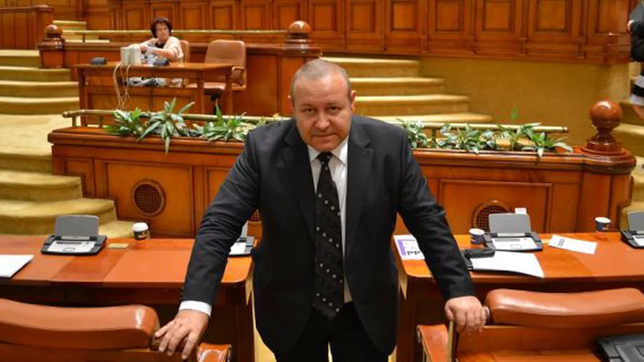 Daniel Fenechiu vrea înființarea cluburilor de fumători: Deputatul va depune o inițiativă la Camera Deputaților pentru redefinirea "spațiului public închis"