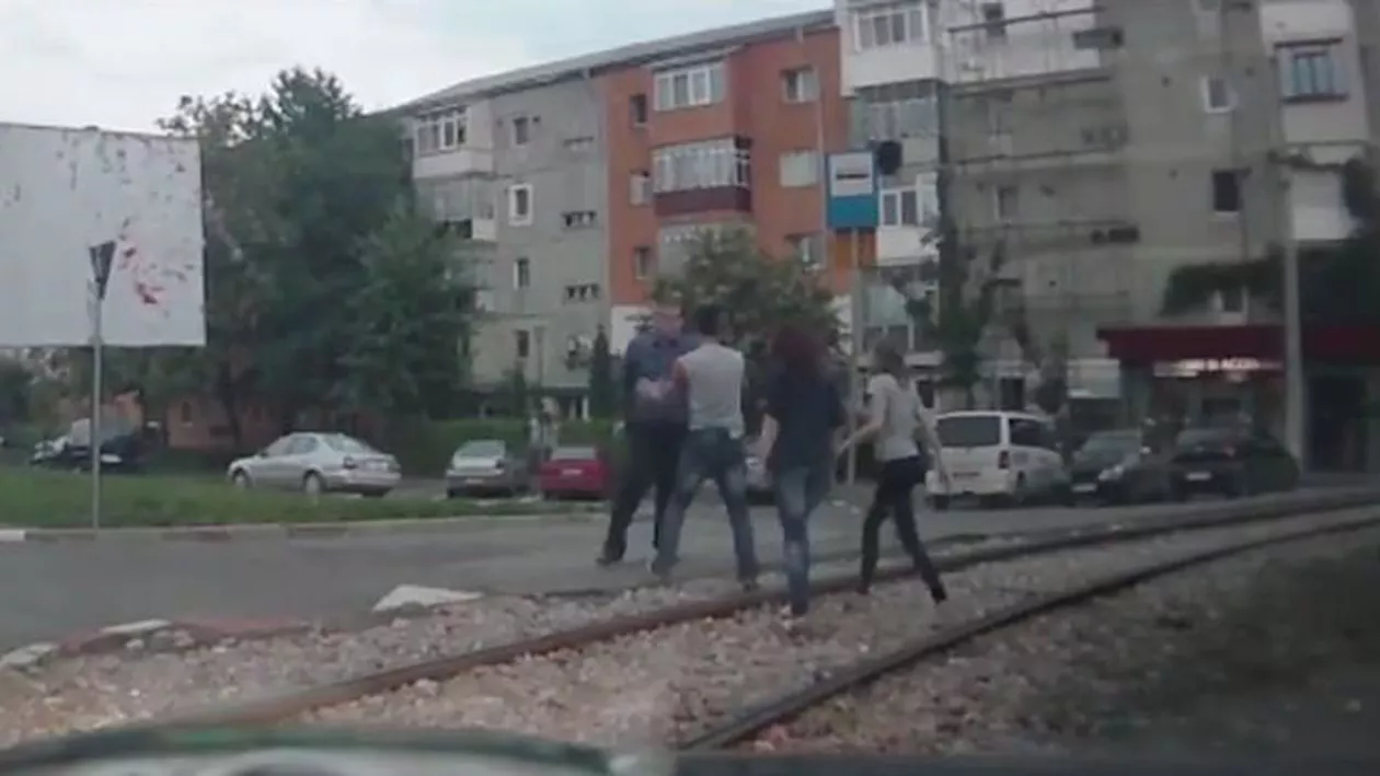 Botoșani: Un bărbat, filmat în timp ce atacă două femei în plină stradă (VIDEO)
