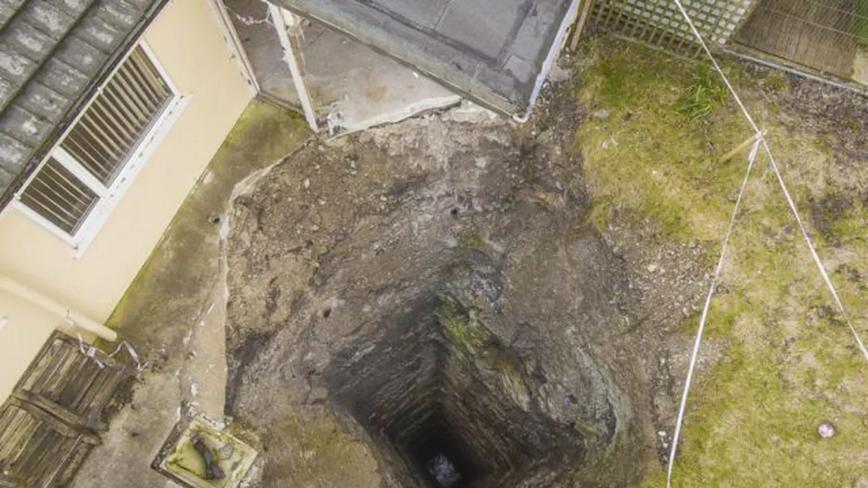 Marea Britanie: Un crater de peste 90 de metri a înghițit jumătate din grădina și o parte din garajul unui localnic (VIDEO)