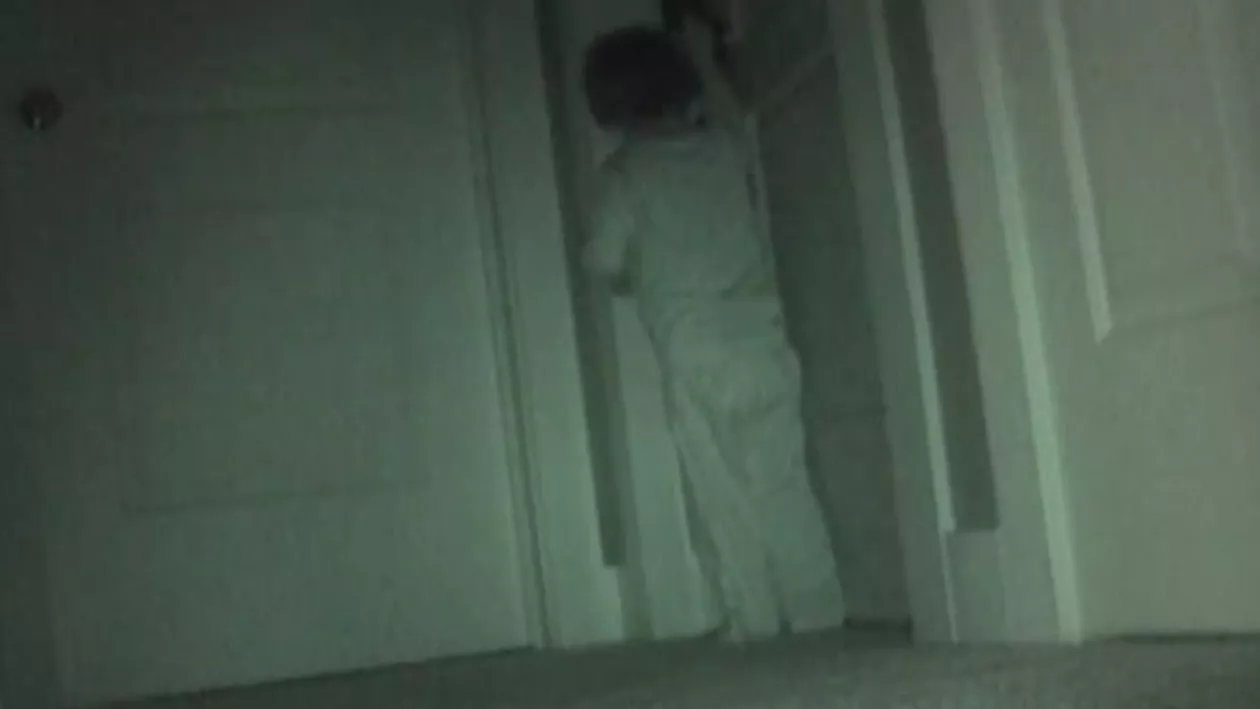 Un băiețel în vârstă de 2 ani reușește să descuie o ușă cu ajutorul unei unghiere și să fure jucării din camera surorii sale (VIDEO)