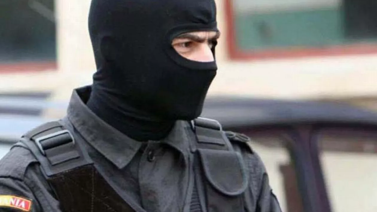 O femeie, reţinută pentru trafic de droguri, a confundat mascaţii cu stripperi de 8 martie! (VIDEO)