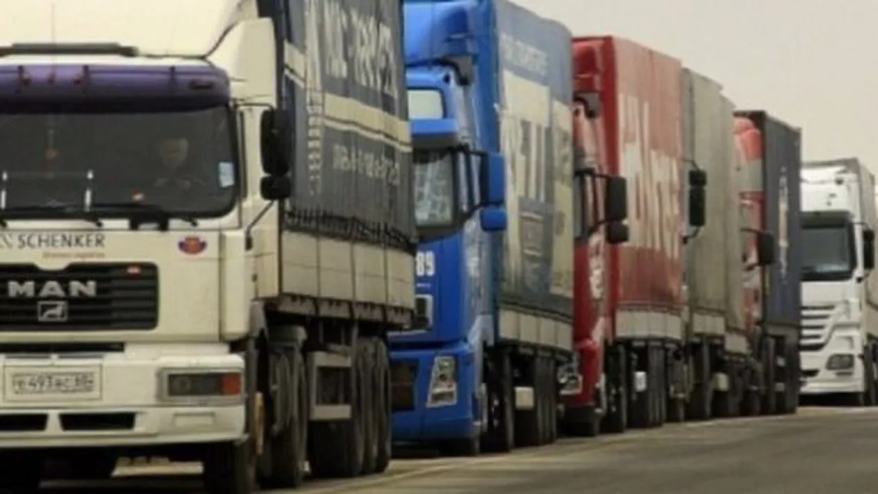 Aproximativ 200 de TIR-uri au format o coloană la granița cu Ungaria, după ce autoritățile de la Budapesta au interzis circulația camioanelor mai mari de 7,5 tone