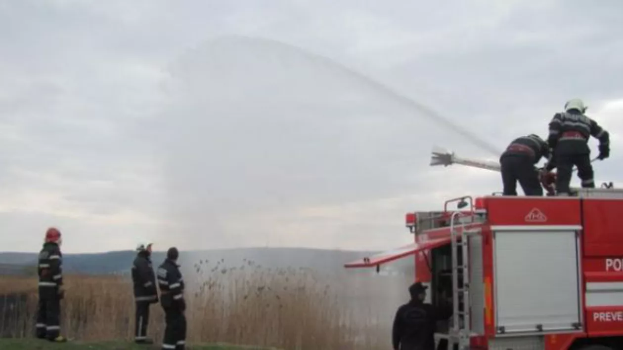 Bârlad: Incendiu puternic de vegetaţie. Flăcările se pot extinde până la Unitatea Militară