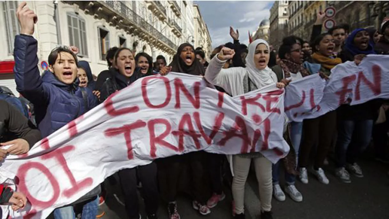 Școlile din Paris sunt blocate: Poliția franceză a lansat gaze lacrimogene asupra liceenilor care protestează împotriva reformelor care nu le permit să câștige bani din orele suplimentare (FOTO, VIDEO)