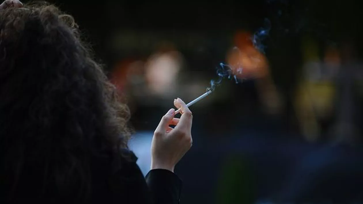 Franţa: Fumatul în curtea liceelor, legalizat. Măsura a fost luată în urma atentatelor teroriste