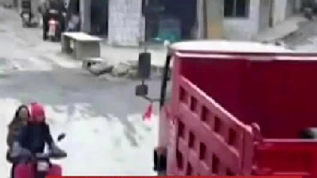 Trei chinezi, răniți ușor într-un accident ghinionist (VIDEO)