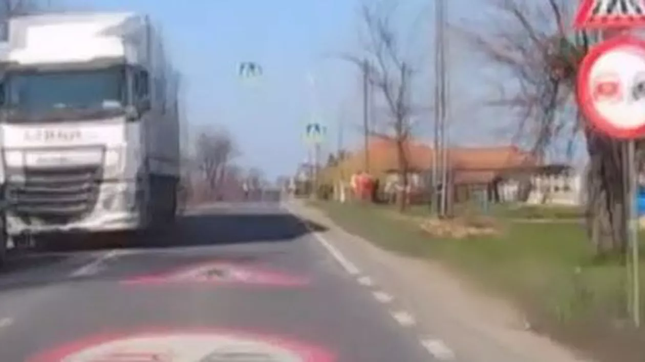 Un șofer care a suferit un atac cerebral la volan a pus în pericol și viața celorlalți participanți la trafic (VIDEO)
