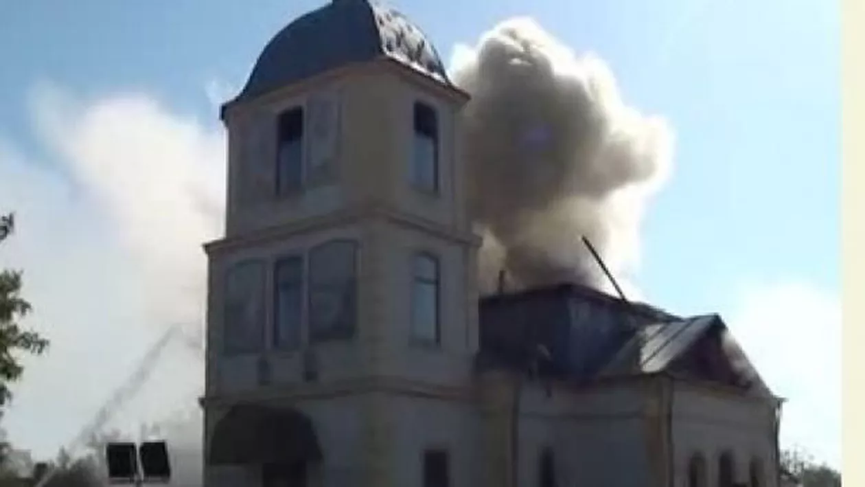Argeș: O biserică a luat foc în Valea Danului. Enoriaşii aflați în lăcaşul de cult au reușit să iasă la timp