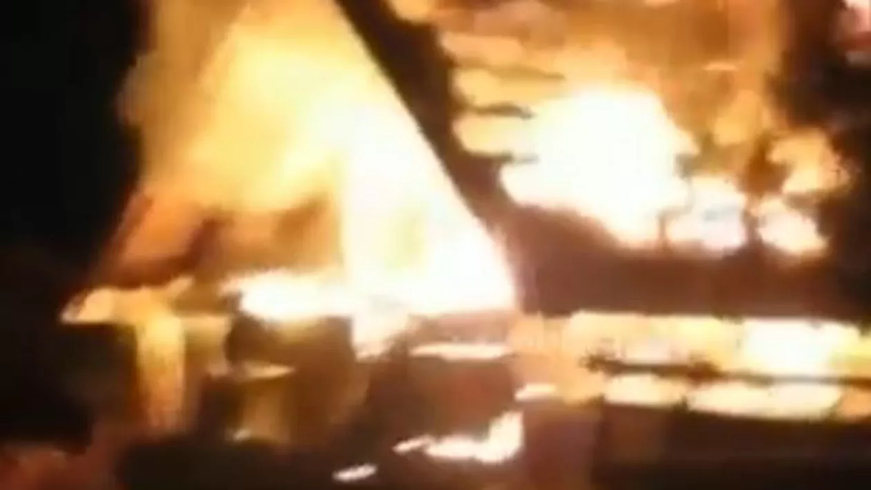 Incendiu devastator în Iaşi: Doi copii şi mama lor au murit, după ce locuința le-a luat foc (VIDEO)