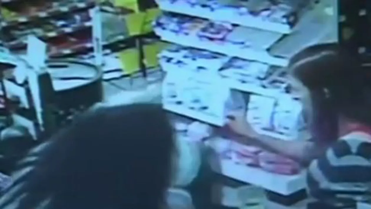 Un bebeluș din SUA a fost salvat din brațele mamei înainte să leșine (VIDEO)