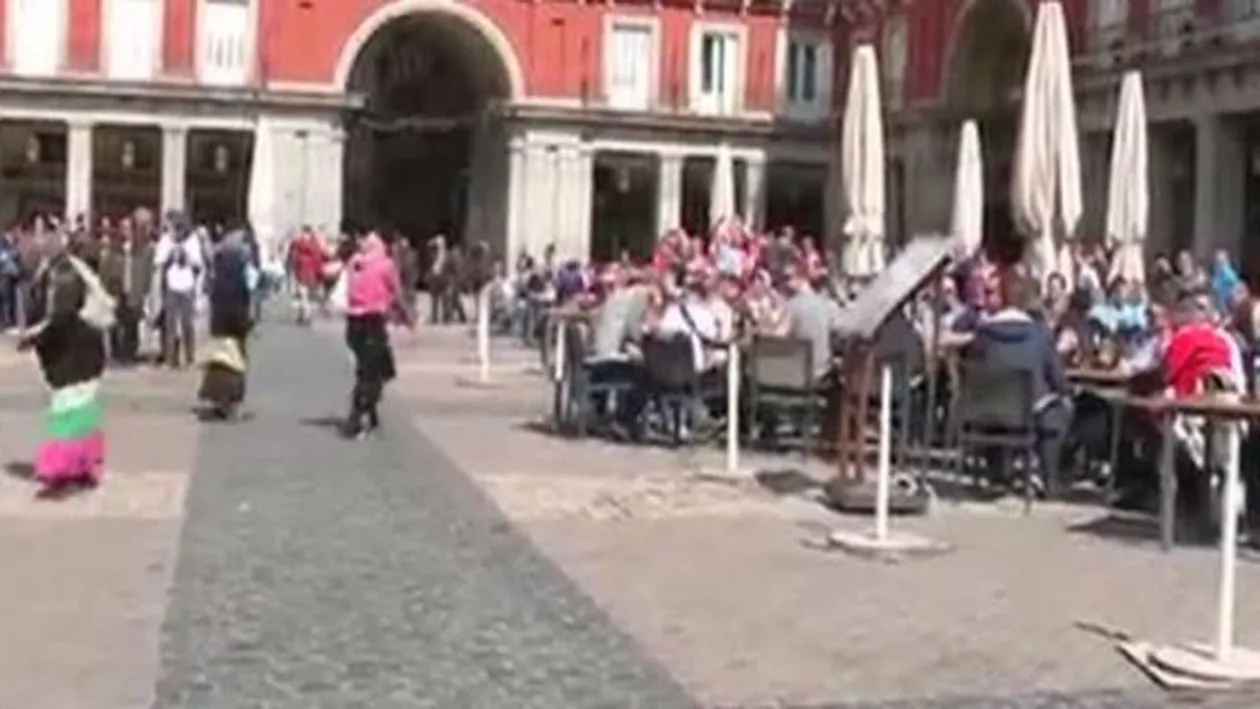 "Ce bine ar fi să râdă toți așa de noi. Am câștigat o grămadă de bani de la oamenii ăia". Cerșetoarele batjocorite de olandezi spun că nu au fost deranjate de comportamentul acestora (VIDEO)